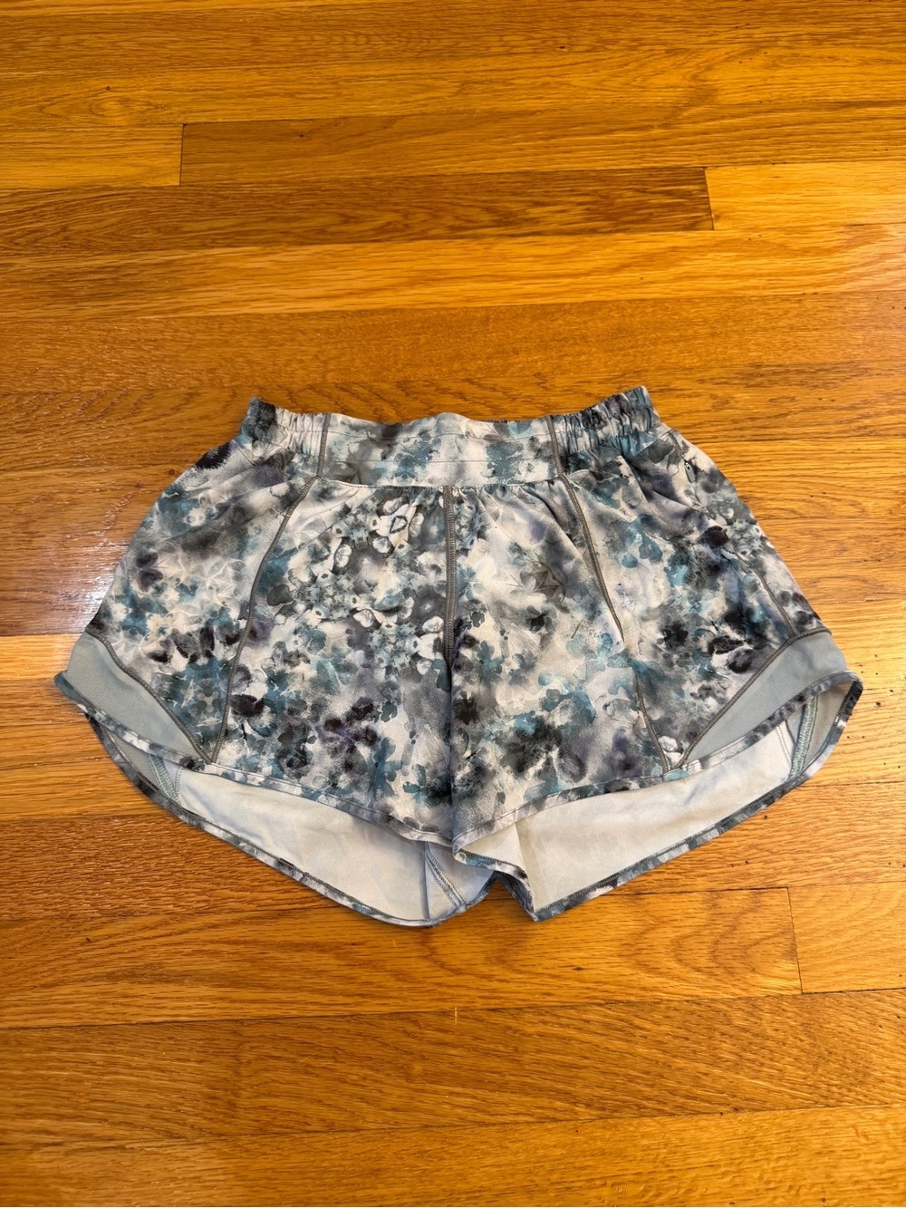Lululemon Hotty Hot Low Rise Short 4" Kaleidofloral Multi/Blue Cast -Size 4 Tall